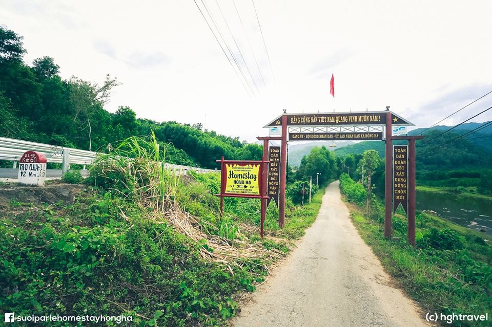 Cổng vào homestay Hồng Hạ. Ảnh: Hghtravel