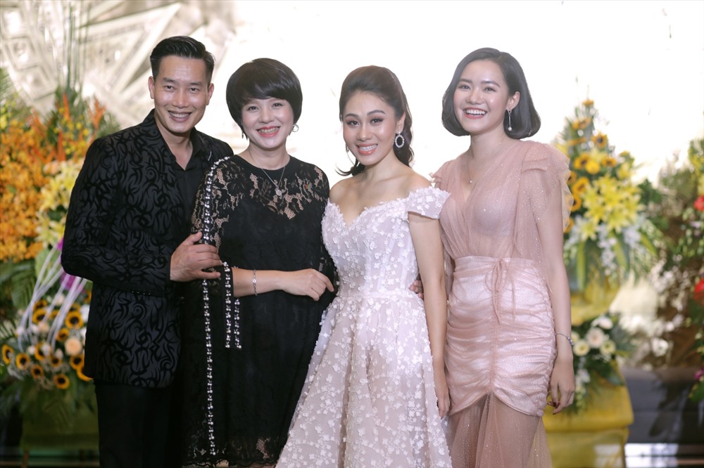 Nữ MC vui vẻ bên các đồng nghiệp là đàn anh đàn chị trong nghề như MC Diễm Quỳnh, MC Hoa Thanh Tùng.