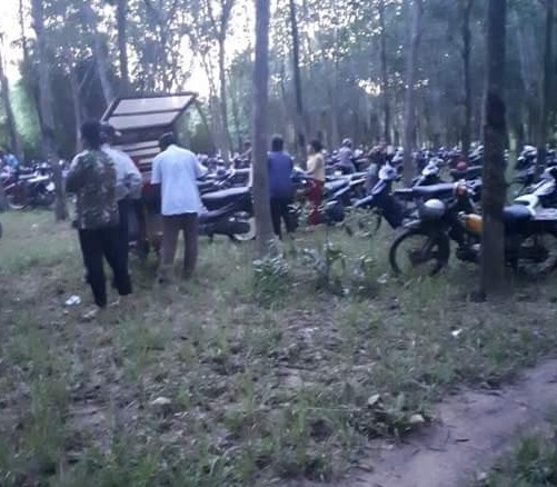 Người dân kéo đên vườn cao su sát bờ sông Sài Gòn theo dõi tìm kiếm hai học sinh.