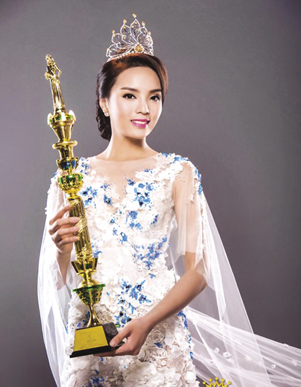Hoa hậu Kỳ Duyên từng bị chỉ trích vì hút thuốc lá nơi công cộng.