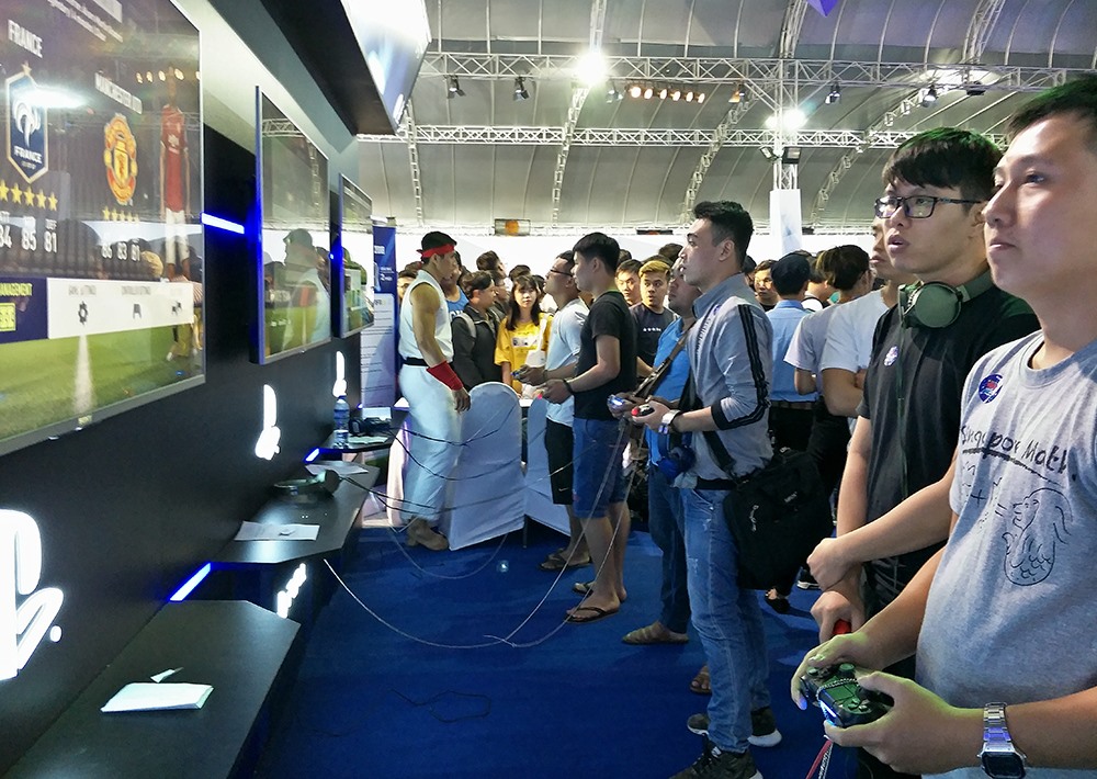Thi đấu game PlayStation.