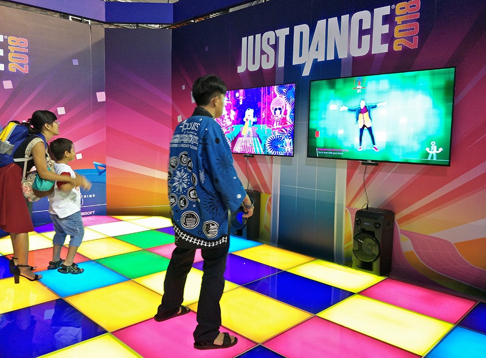 Chơi trò chơi nhảy Just Dance.