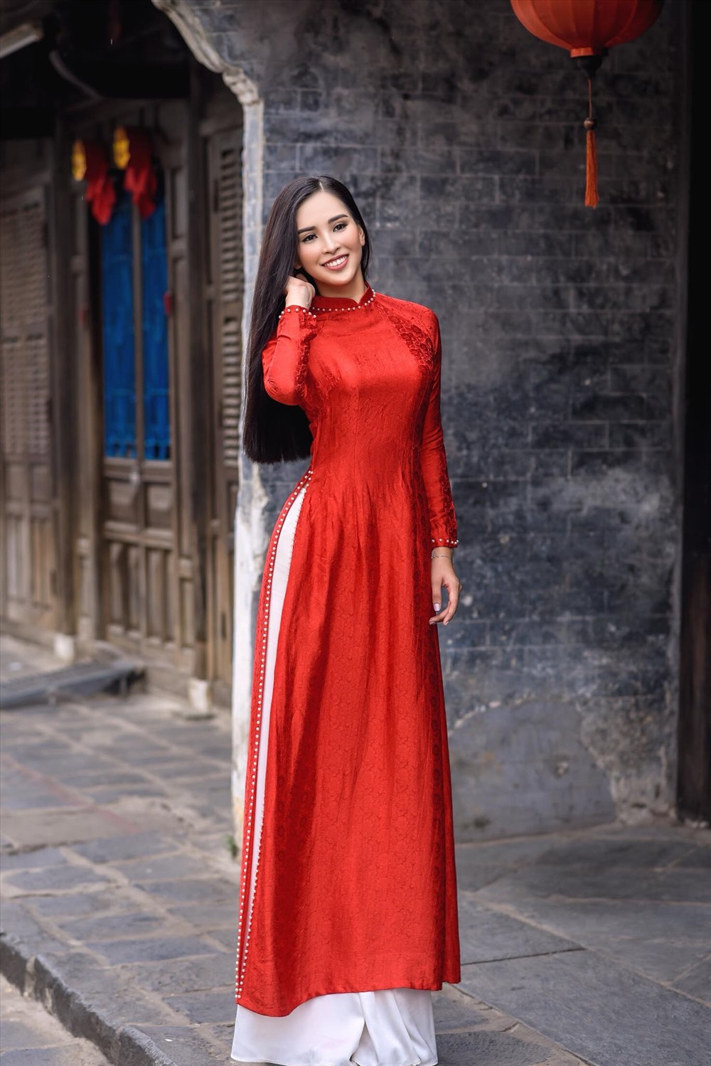 Trần Tiểu Vy rạng rỡ làm người mẫu cho bộ sưu tập áo dài của Hoa hậu Ngọc Hân. Ảnh: N. H.