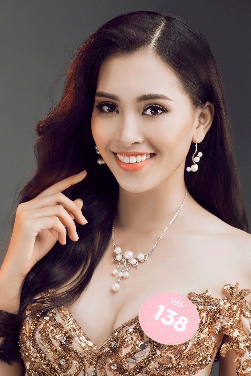 Ngay sau khi đăng quang, nhiều Facebook mạo danh Trần Tiểu Vy xuất hiện hàng loạt.