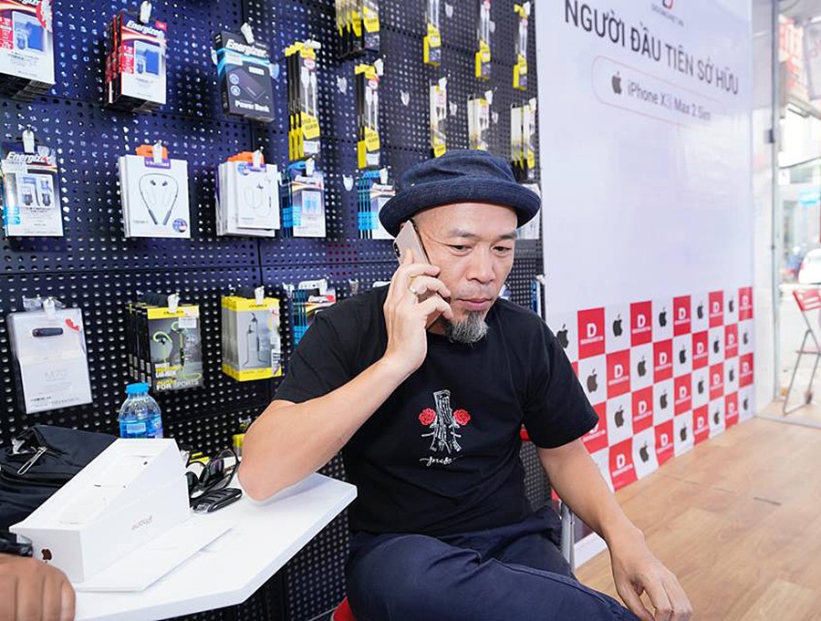Và không chờ đợi lâu, anh gắn SIM và gọi điện luôn.