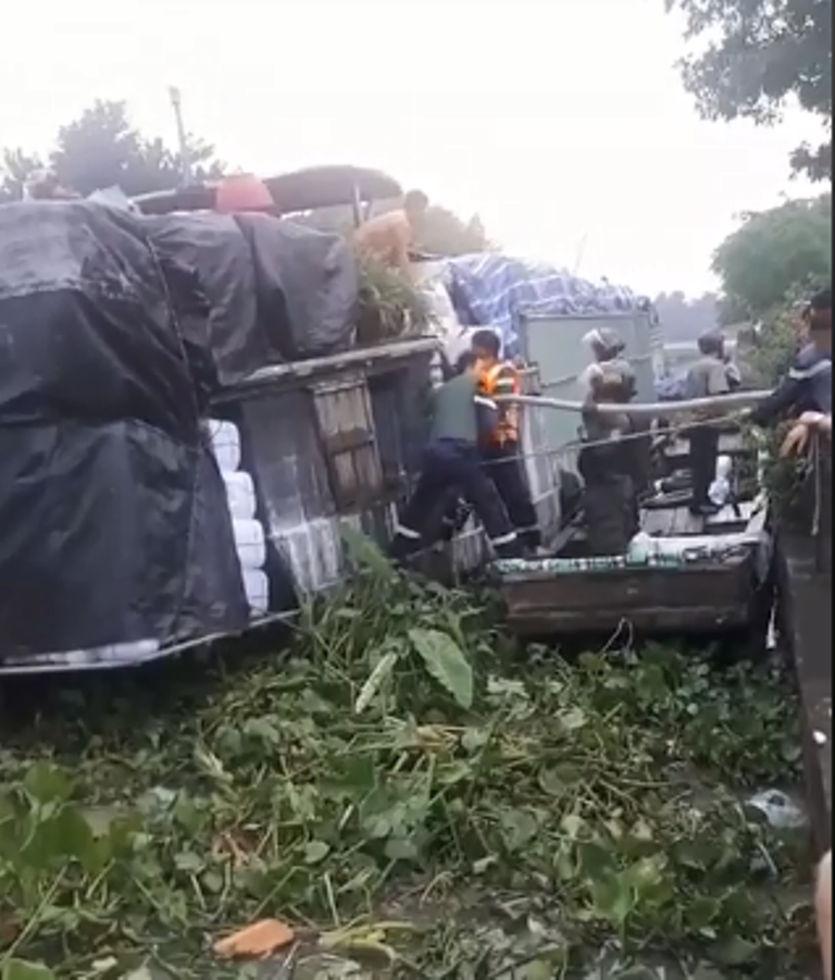 Công an lên thuyền khống chế nam thanh giải cứu người phụ nữ đưa bệnh viện cấp cứu.