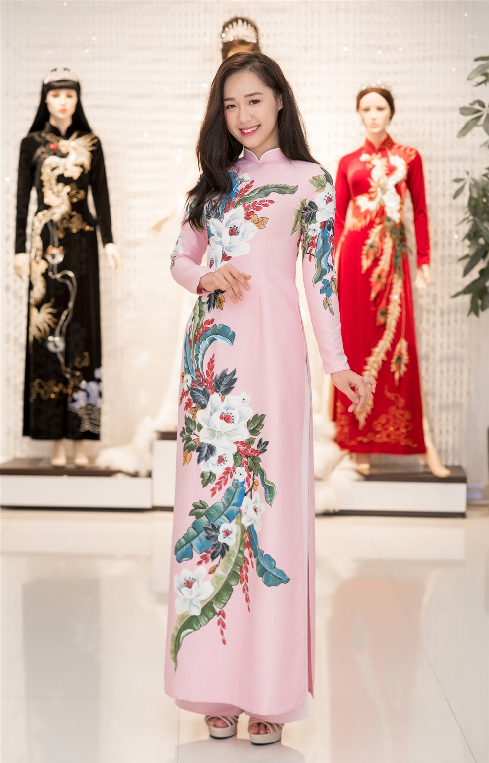 Hà My khoe vẻ rạng rỡ và tươi trẻ trong tà áo dài. Ảnh: NVCC.