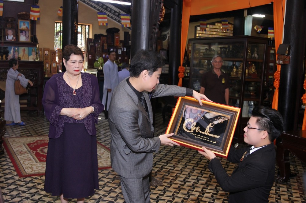 Anh dành món quà đặc biệt cho cha nuôi bằng chính tiền cátsê đi hát của mình.