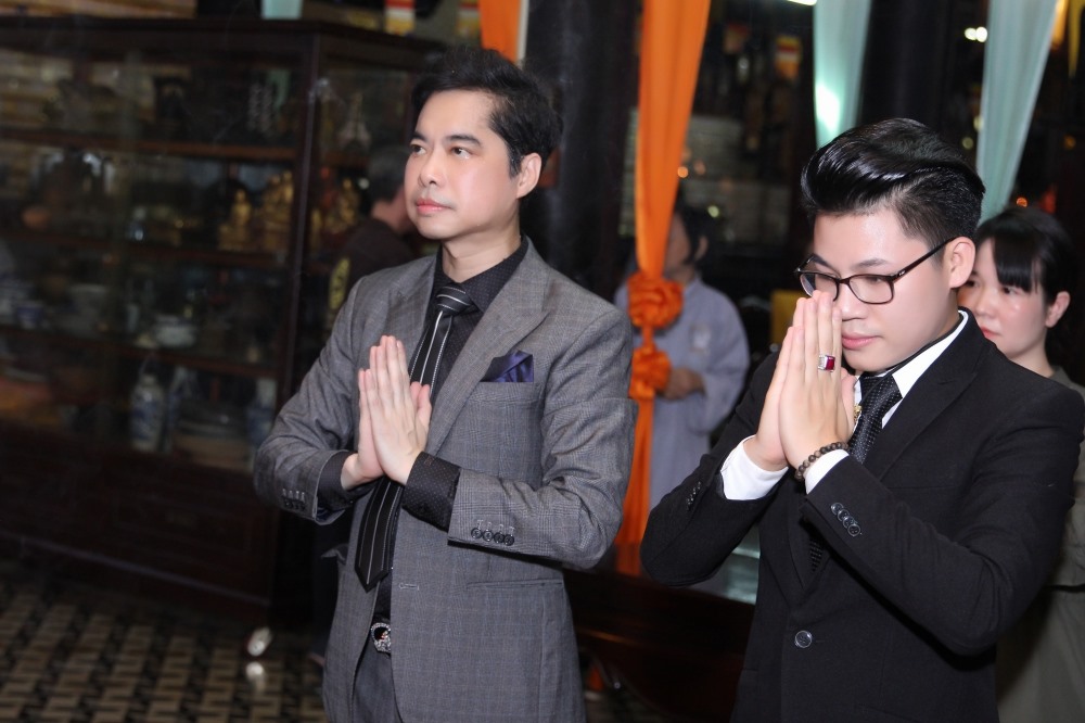 Duy Cường hạnh phúc khi được nam danh ca Ngọc Sơn nhận làm con nuôi. Ảnh: Tử Văn.