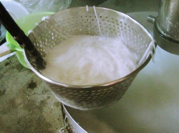 Bún được trụng qua nước sôi để sợi được to, trắng trong và giòn dai hơn. Ảnh: Tường Quyên