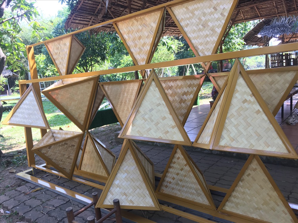 Các bộ kệ hoa trang trí và tiểu cảnh trang trí cũng đã được hoàn thiện tại khu du lịch Bình Quới 1, quận Bình Thạnh