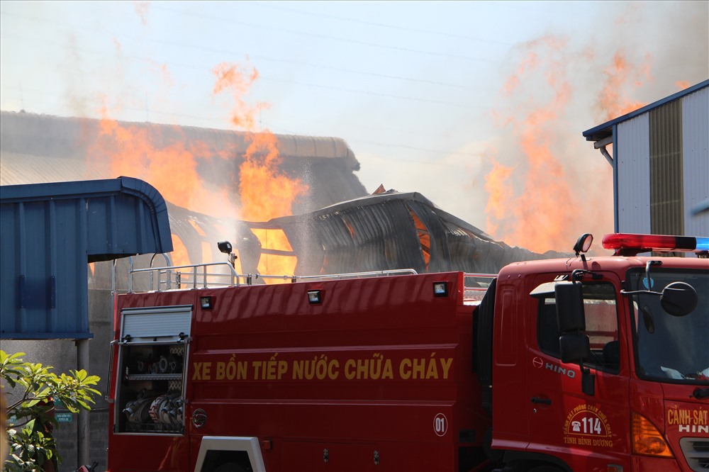 Đám cháy có nguy cơ lan sang công ty sát bên.