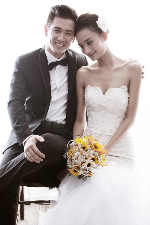 Siêu mẫu Lê Thúy lộng lẫy với váy cưới bên vị hôn phu. Ảnh: NVCC.
