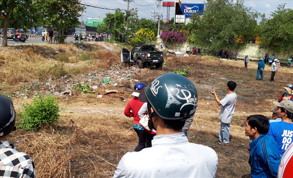 Hai ô tô lao tông gãy cây xanh xuống ruộng kéo theo nam thanh bán dưa hấu.