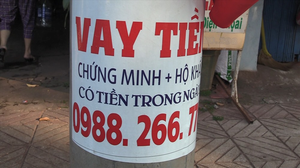 Tờ rơi cho vay trả góp các đối tượng dán trên cột điện.
