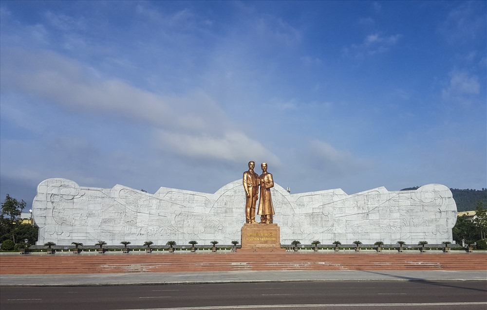 Tượng đài Nguyễn Tất Thành – Nguyễn Sinh Sắc.