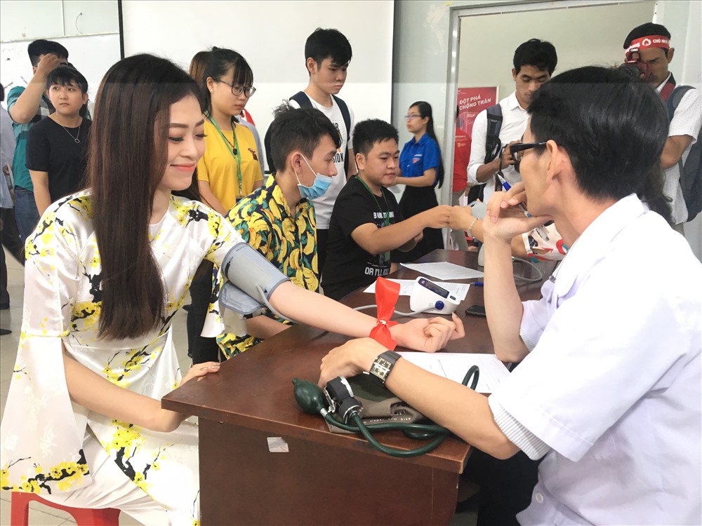 Á Hậu Bùi Phương Nga tham gia hiến máu