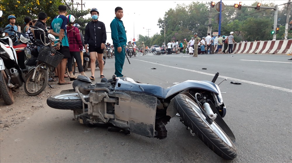 Hai bà cụ đi xe máy bị tai nạn khiến một người tử vong một người bị thương nặng.
