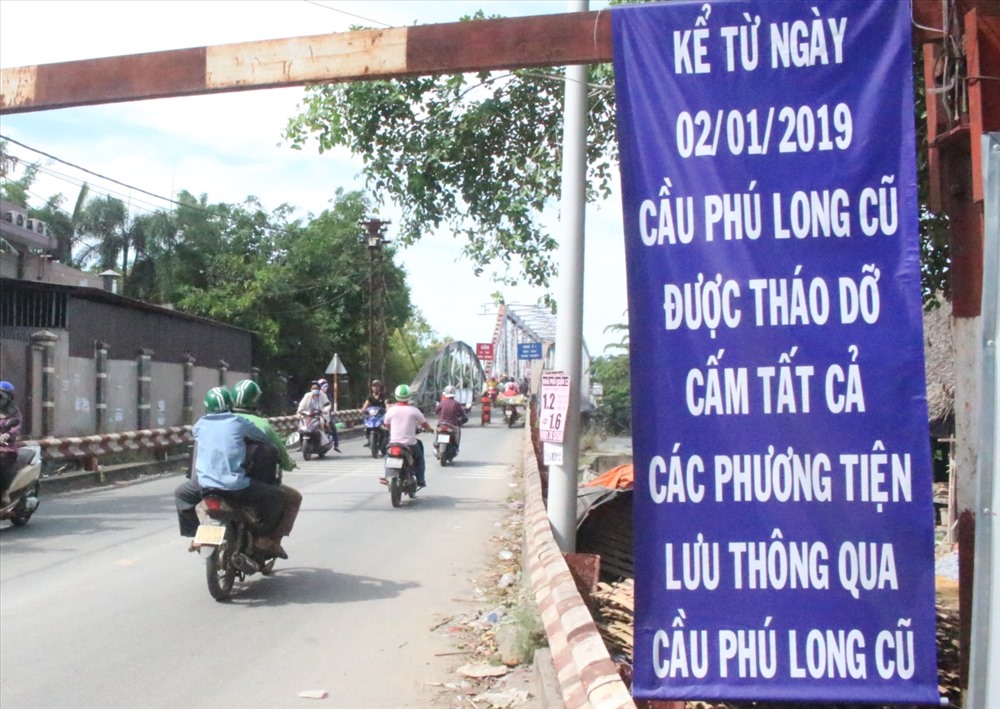 Băng rôn ở đầu cầu thông báo về thời gian dỡ cầu là ngày 2.1.