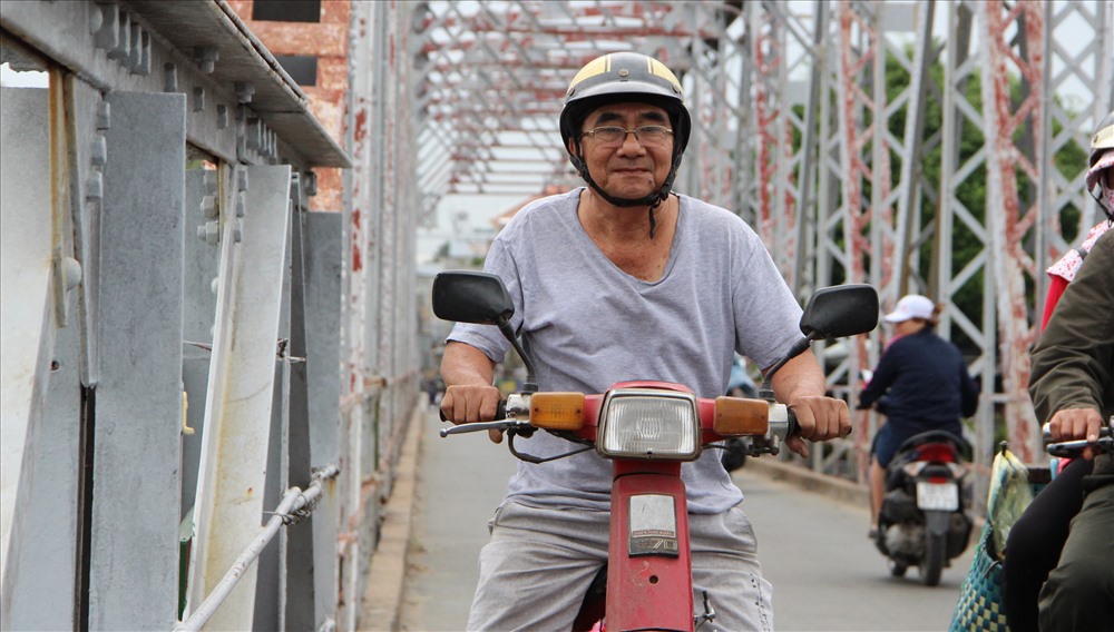 Ông Đỗ Xuân Âu (70 tuổi, ngụ TP. HCM) nghe tin đã đến đi lại trên cây cầu này.
