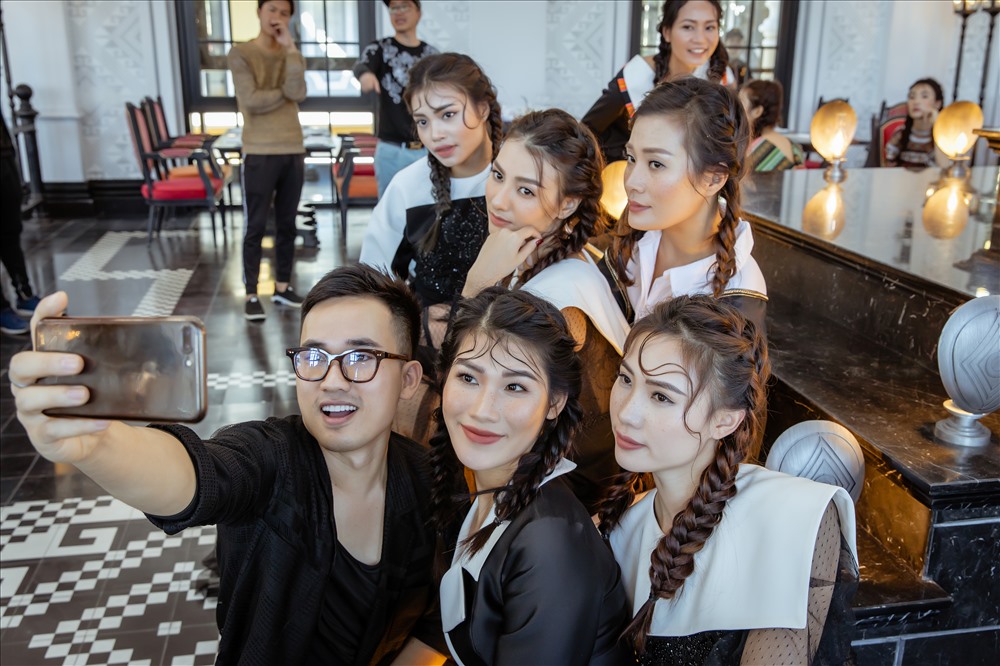 Nhà thiết kế Hà Duy và phút giây thư giãn bên dàn siêu mẫu.