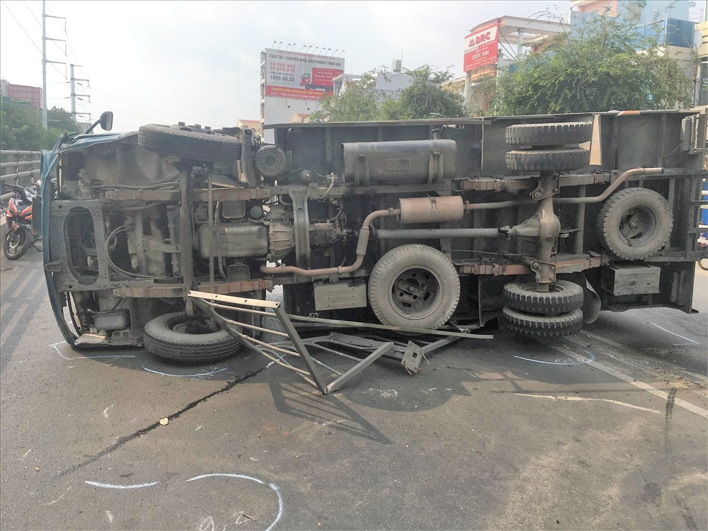 Xe tải lật, chắn ngang đường trên cầu vượt thép Cây Gõ. Ảnh: T.S