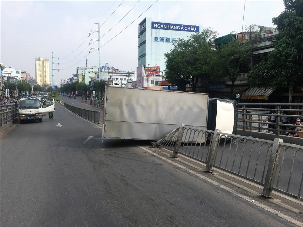 Cầu vượt thép Cây Gõ bị phong tỏa để CSGT khám nghiệm hiện trường. Ảnh: T.S