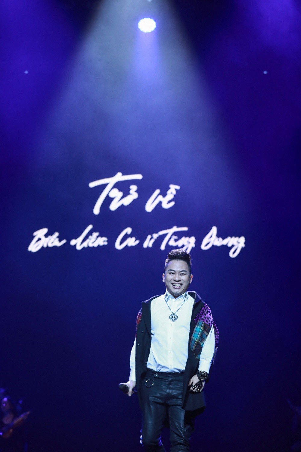 Nam ca sĩ Tùng Dương.