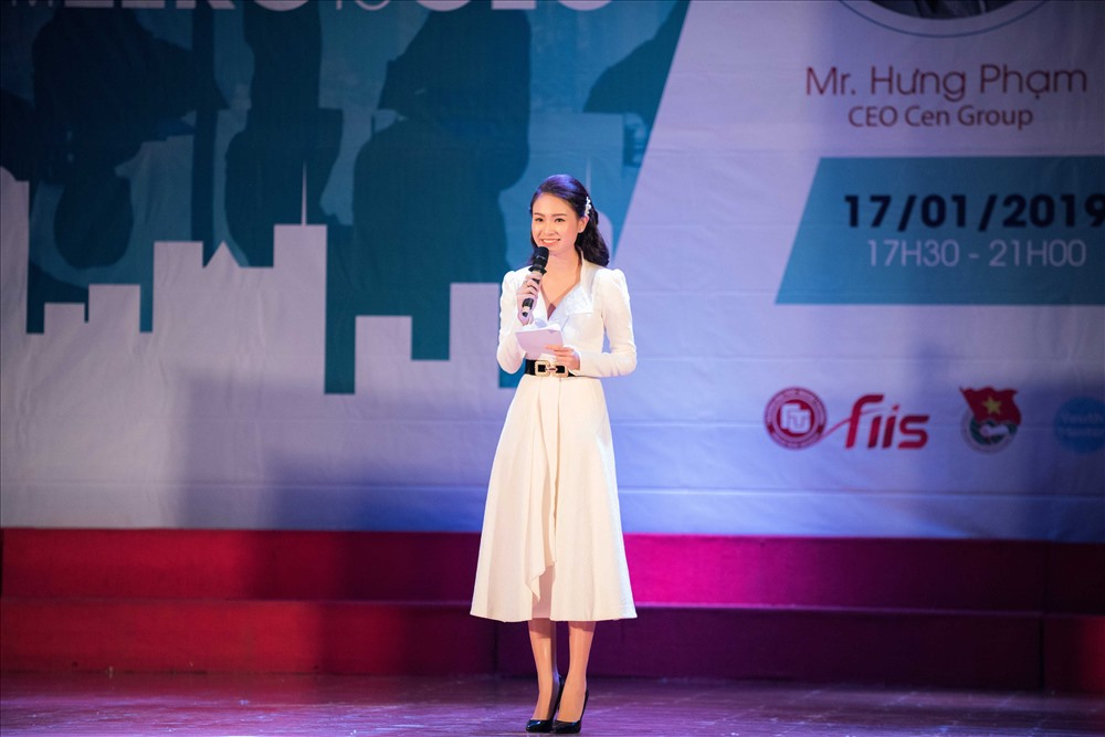 Gần đây người đẹp thử sức trong vai trò MC.