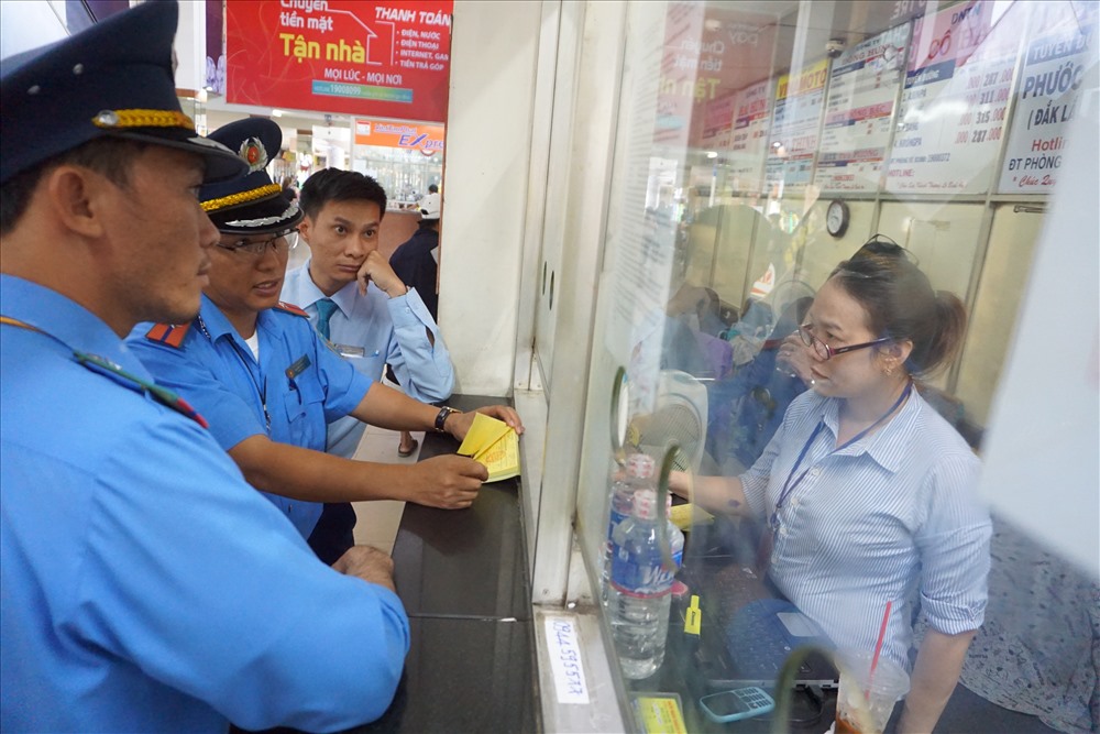 Lực lượng chức năng kiểm tra tình hình bán vé xe Tết tại bến xe miền Đông.
