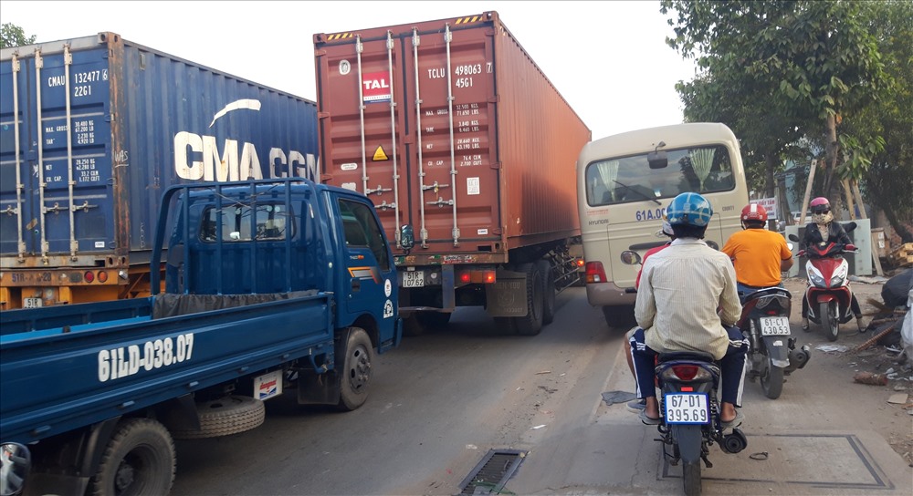 Xe ô tô chạy cả lên vỉa hè, bít đường xe máy.