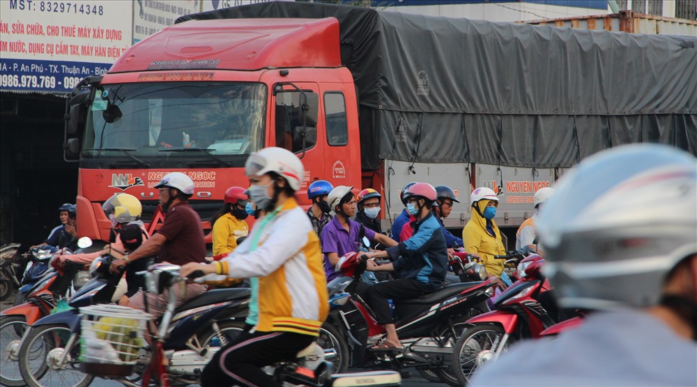 Khi muốn rang đường thì người đi xe máy phải lách qua đầu xe tải, xe container.