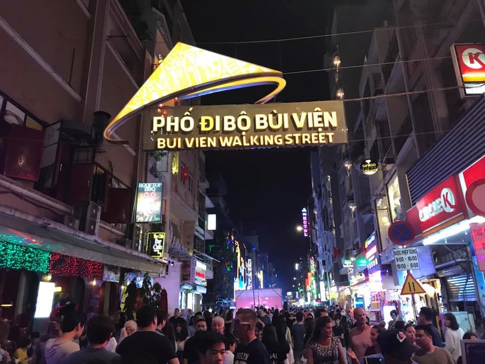 Phố tây Bùi Viện là một trong những địa điểm lý tưởng để thưởng thức trận cầu lịch sử.