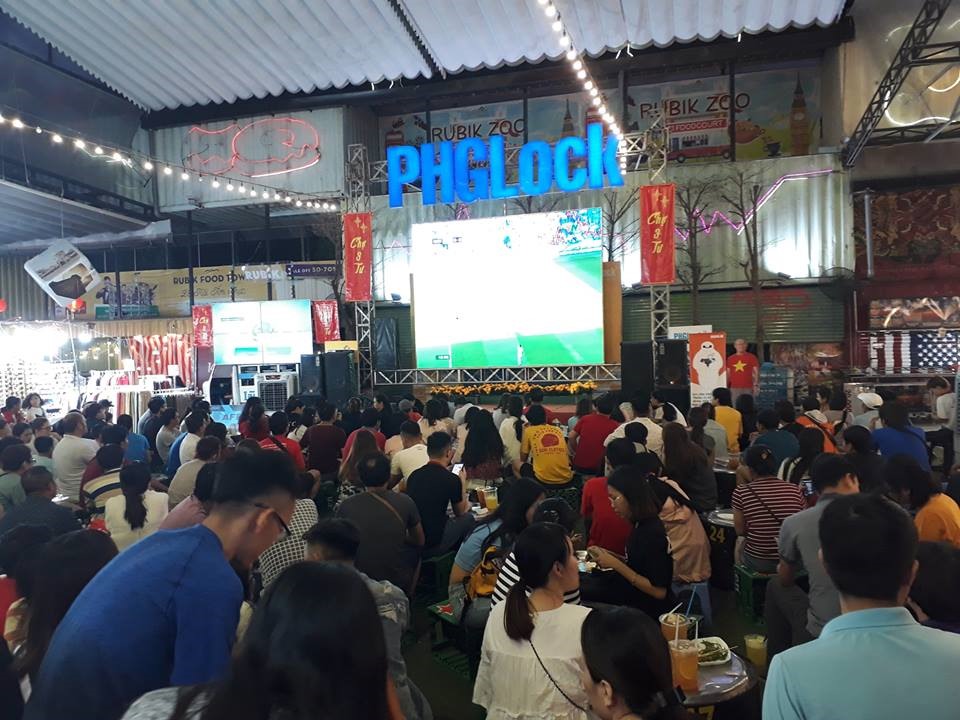 CĐV theo dõi đội tuyển Việt Nam tại khu vui chơi giải trí Rubik Zoo, quận 1.