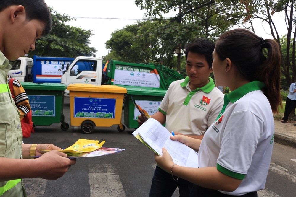 Vận động người dân bảo vệ môi trường sạch đẹp. Ảnh: C.H