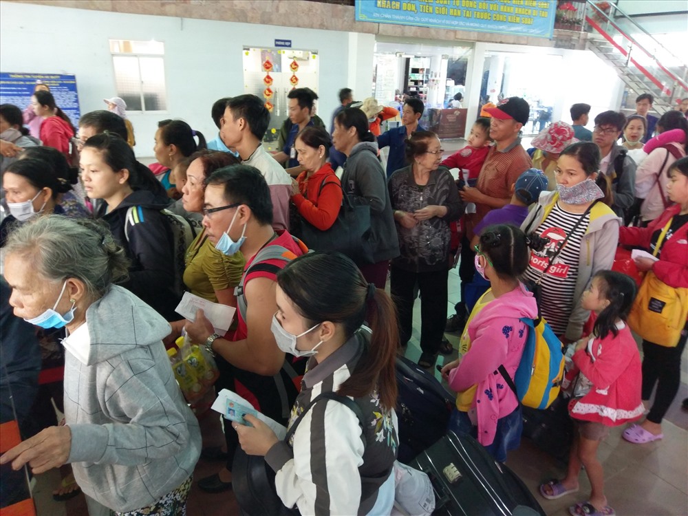 Thời điểm này mỗi ngày ga Sài Gòn có 17-22 đoàn tàu xuất phát, chở 15.000-17.000 hành khách về quê ăn tết.