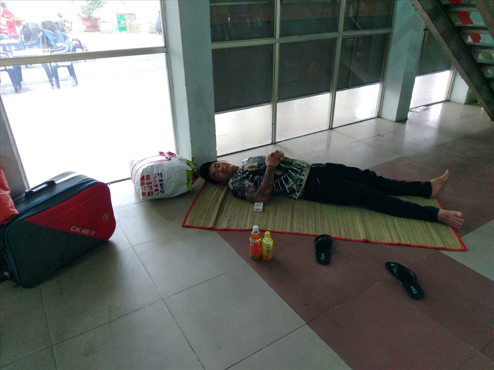 Có hành khách mang theo chiếu trải ra nằm nghỉ.