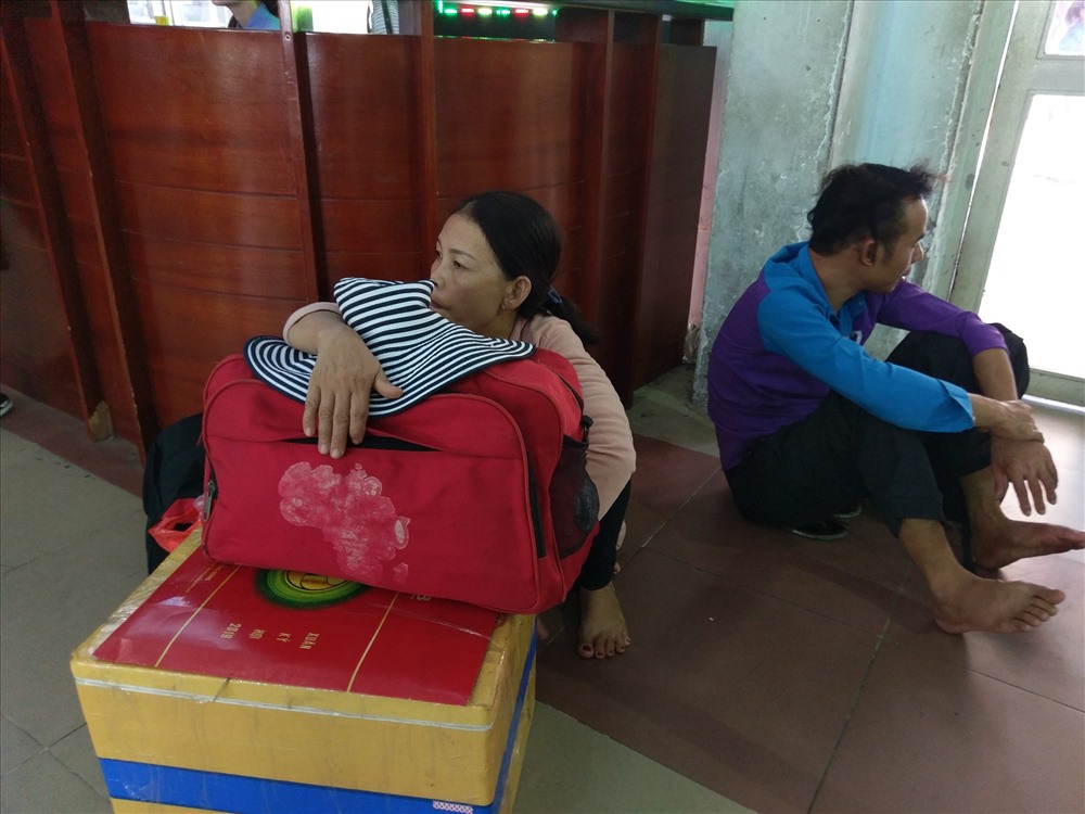 Nhiều người mệt mỏi trong lúc chờ lên tàu.