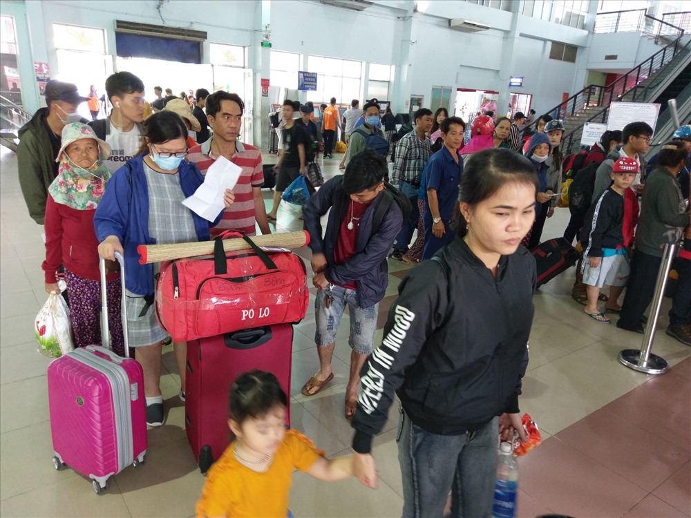 Nhiều người mang theo đồ đạc lỉnh kỉnh, có khi 1 gia đình nhưng có tới 6-8 kiện hành lý.