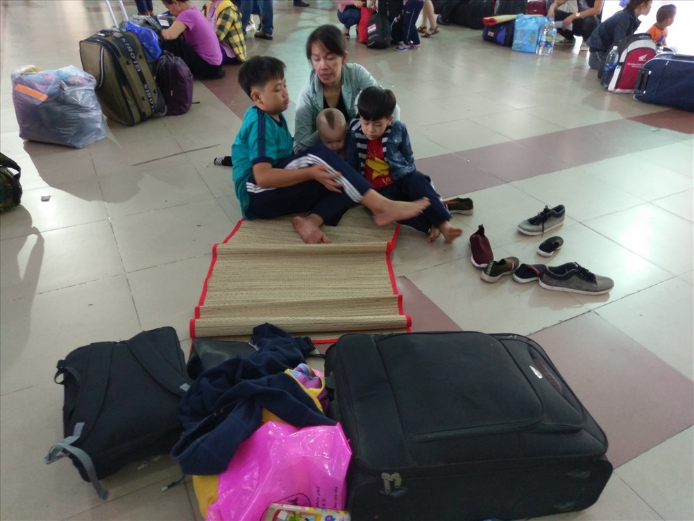 Nhiều trẻ nhỏ mệt, nằm vật vờ trong lòng mẹ.