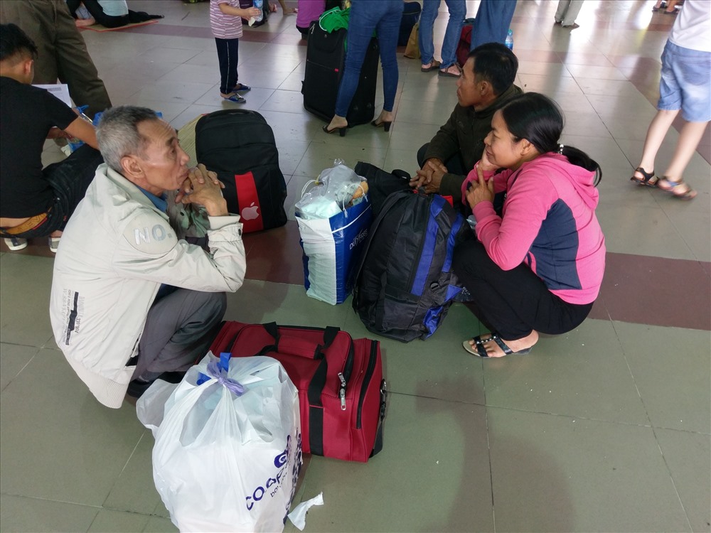 Trong lúc chờ lên tàu, hàng trăm hành khách phải ngồi chờ la liệt cả trong lẫn ngoài nhà ga.