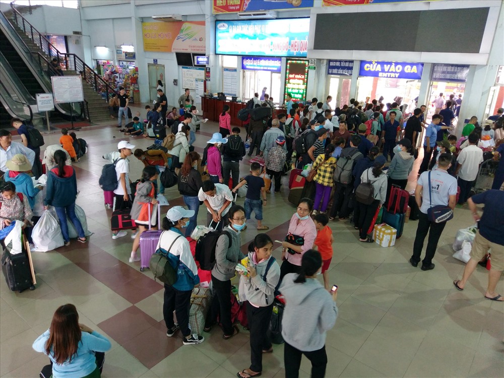 Sáng 25.1, lượng hành khách đổ về ga Sài Gòn rất đông.