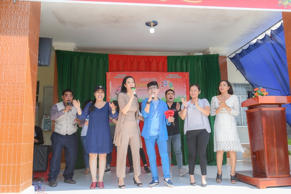 Nữ diễn viên cùng các nghệ sĩ hát tặng bà con nhiều ca khúc gắn liền tên tuổi của mình.