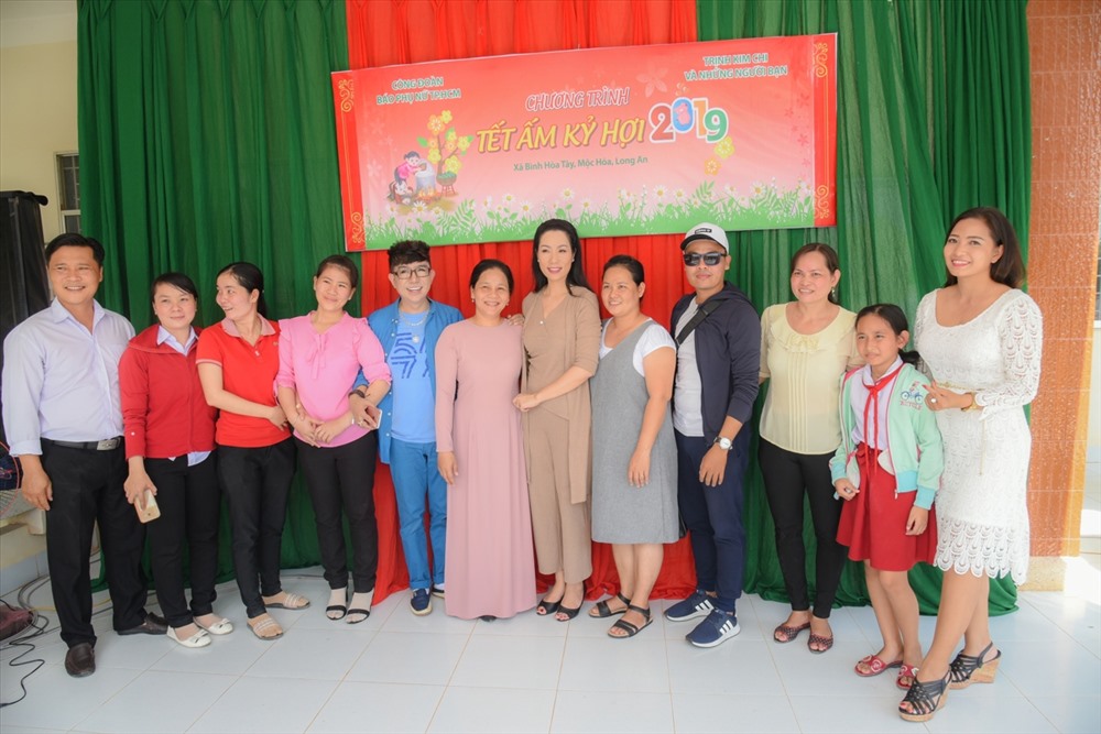Cô hạnh phúc khi nhận được nhiều sự ủng hộ, giúp đỡ của anh chị em nghệ sĩ thân thiết.