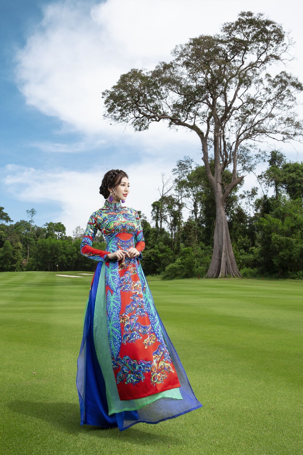 MC Hoàng Anh đẹp dịu dàng trong tà áo dài cách điệu. Ảnh: Nguyễn Văn Giang.