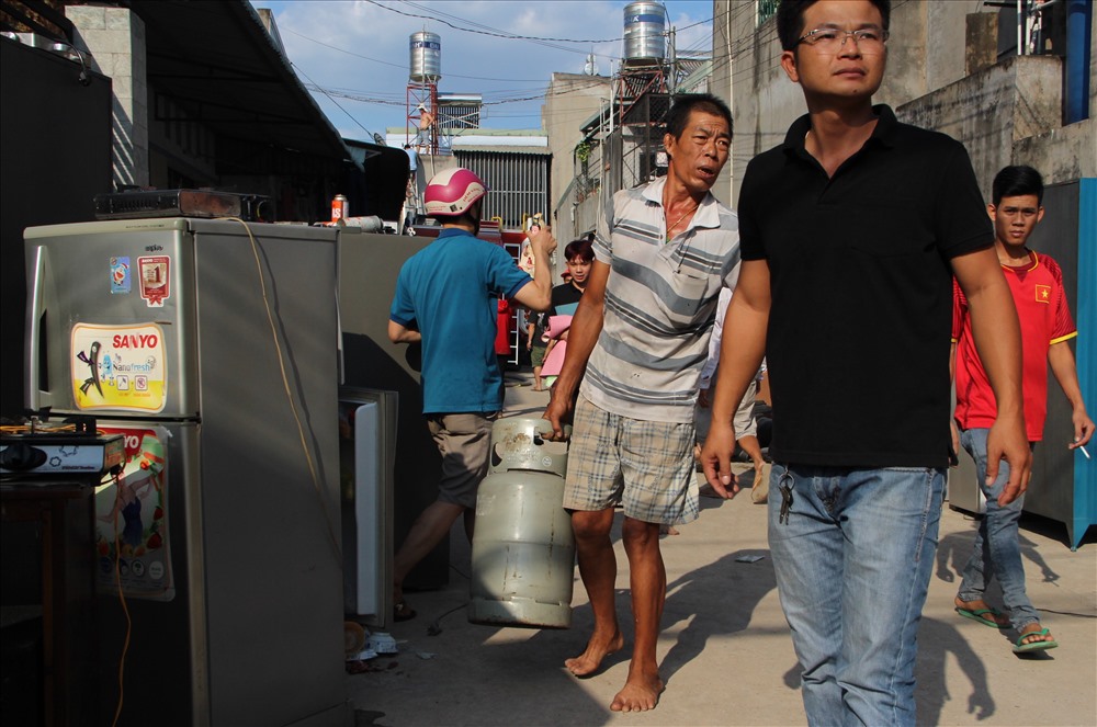 Hỏa hoạn đe dọa cháy lan sang các dãy trọ sát bên, người dân khiên đồ chạy lửa.