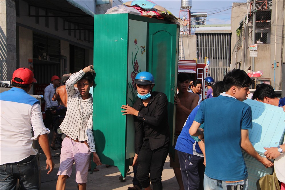 Hỏa hoạn đe dọa cháy lan sang các dãy trọ sát bên, người dân khiên đồ chạy lửa.