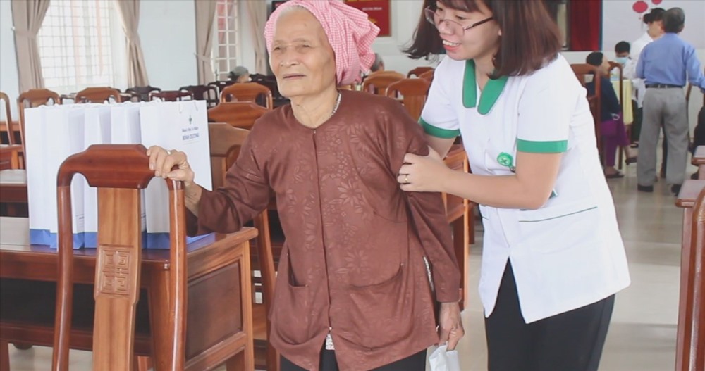 Ân cần chăm sóc người cao tuổi.
