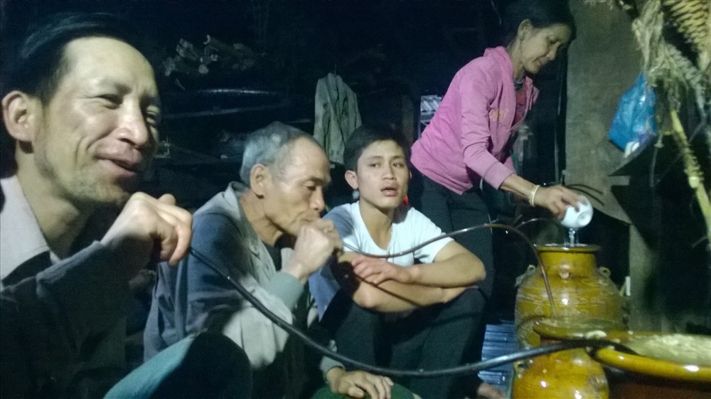 Ông Hồ Văn Điền và gia đình bên mâm cơm cúng mừng vụ lúa mới tỉa