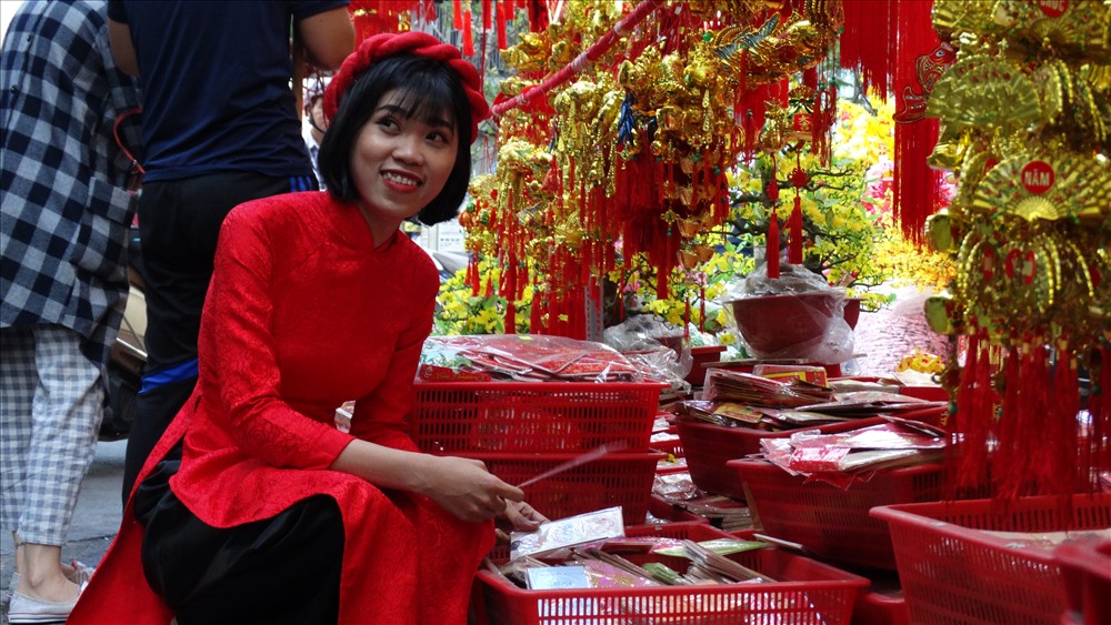 Chị Nguyễn Kim Tuyến (quận Thủ Đức) đang lựa bao lì xì đỏ và những vật dụng trang trí tết. Chị cho hay năm nào cũng từ nhà sang đây để mua hàng vì giá cả hợp lý. Hôm nay, chị chỉ mua 80.000 đồng.